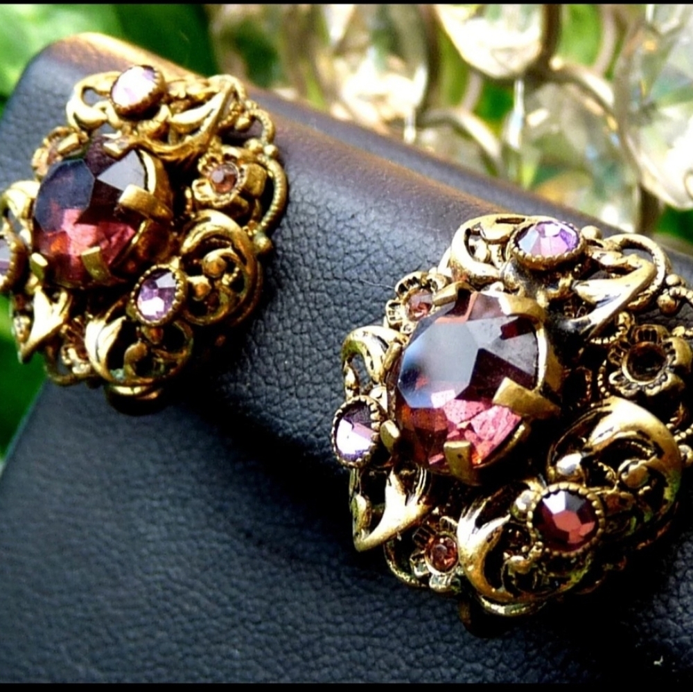 BEAUTIFUL VTG SIGNED CZECH BRASS FILIGREE PURPLE GLASS RHINESTONE EARRINGS! - Picture 5 of 8